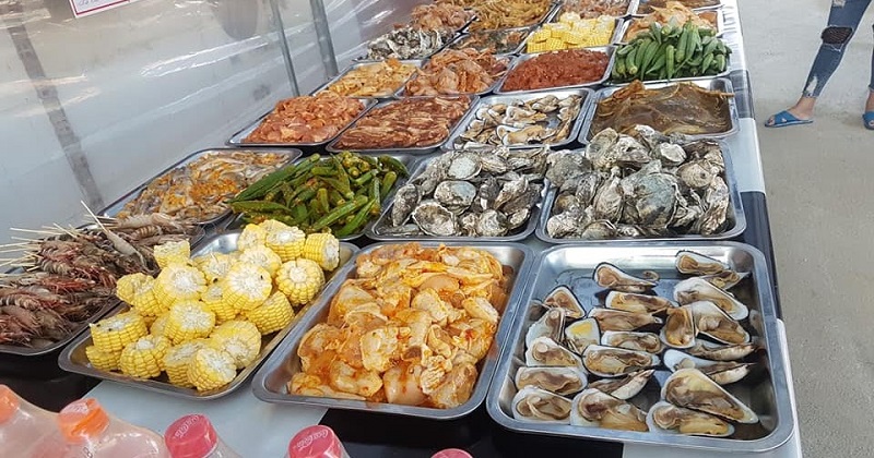 Buffet vỉa hè Bà Cụ