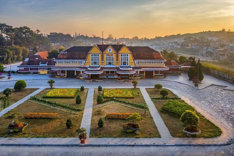 Ga Đà Lạt cách quảng trường 1,5 km
