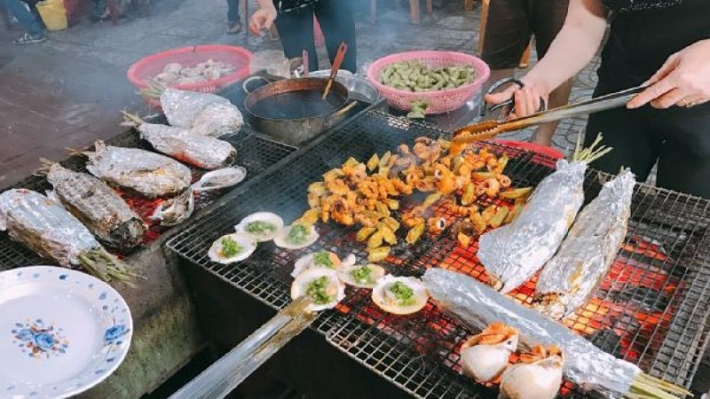 Bạn có thể mua hải sản tươi và nhờ người bán chế biến