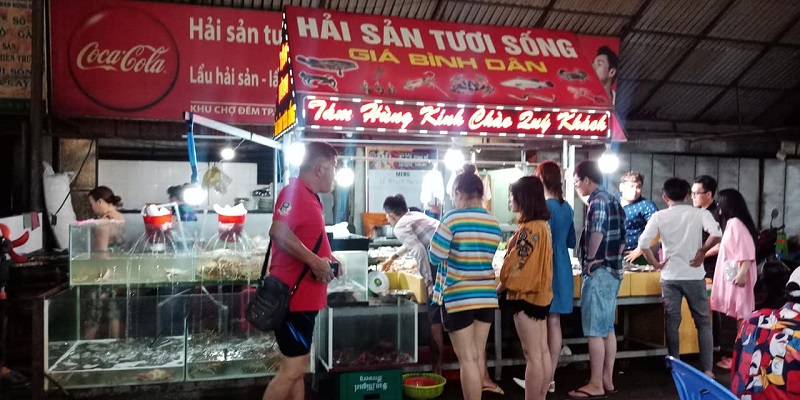 Quán hải sản Tám Hùng nhỏ nhưng giá cả phải chăng