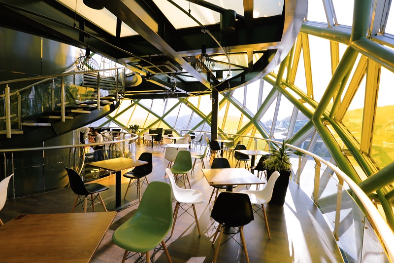 Quán cafe bên trong công trình nụ hoa Atiso