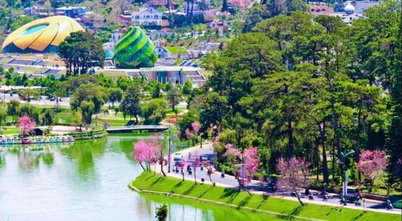 Hồ Xuân hương gần với quảng trường Lâm Viên