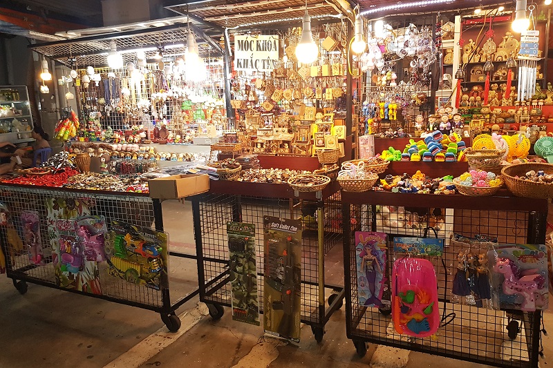 Quầy bán hàng lưu niệm ở chợ đêm