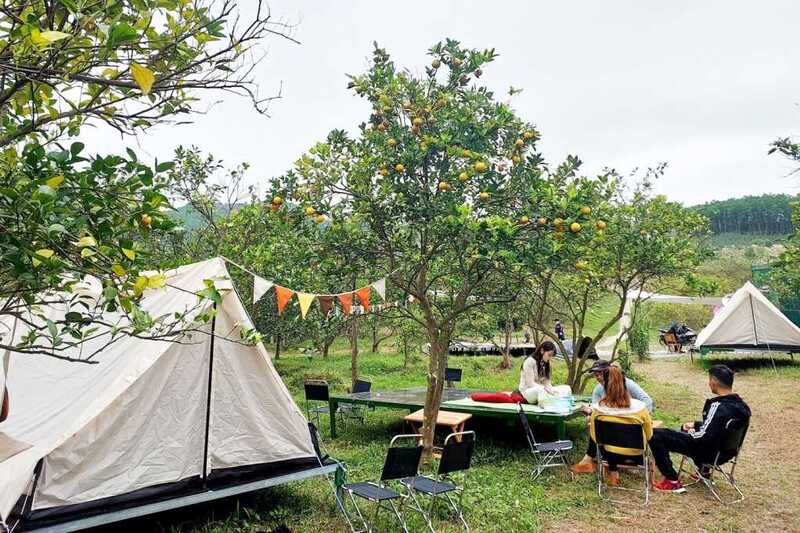 Điểm camping này có view hướng ra hồ nước cực chill cho cả gia đình cùng nghỉ dưỡng.