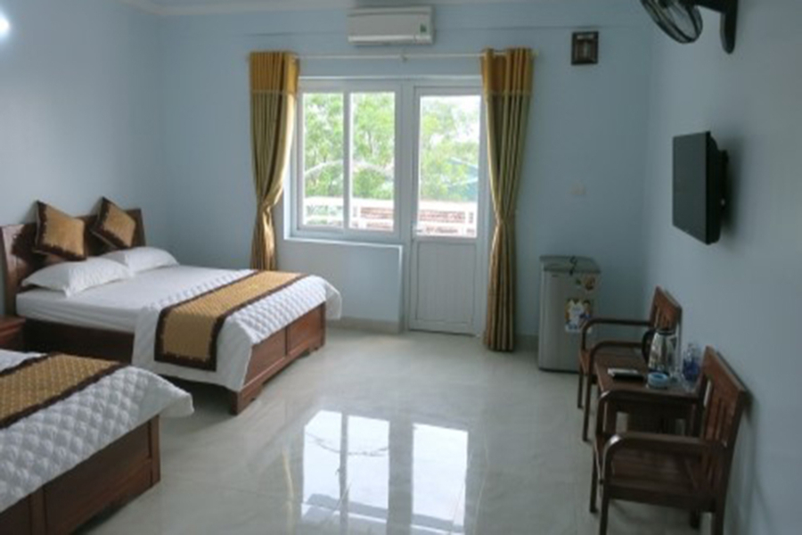 Khách sạn Hoa Sim là một căn biệt thự gồm 2 tầng có vị trí nằm ngay trung tâm của huyện Kon Plong.
