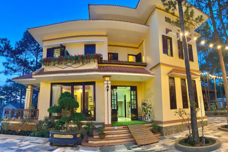 Henisi Homestay cách vườn Hoa Măng Đen không quá xa nên du khách được chiêm ngưỡng cảnh sắc muôn hoa đua nở một cách dễ dàng.