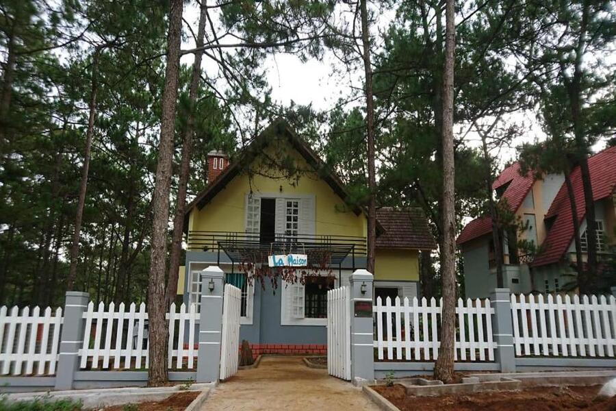 Ngoài ra, La Maison Homestay còn nằm gần cầu treo Kon Klor và nhà thờ gỗ.