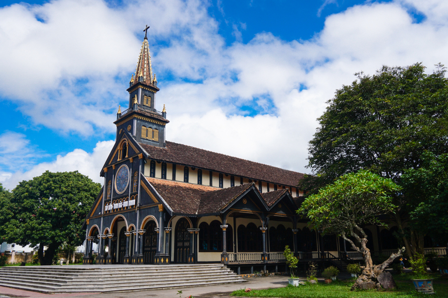 Nhà thờ gỗ Kon được xây dựng năm 1913 do người Pháp thiết kế.